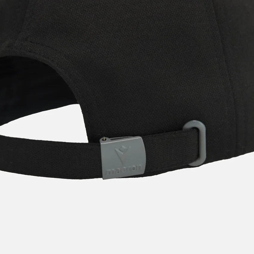 Action-Cap mit verstellbarem Riemen, Metallschnalle und gebogener Krempe Action-Cap mit verstellbarem Riemen, Metallschnalle und gebogener Krempe